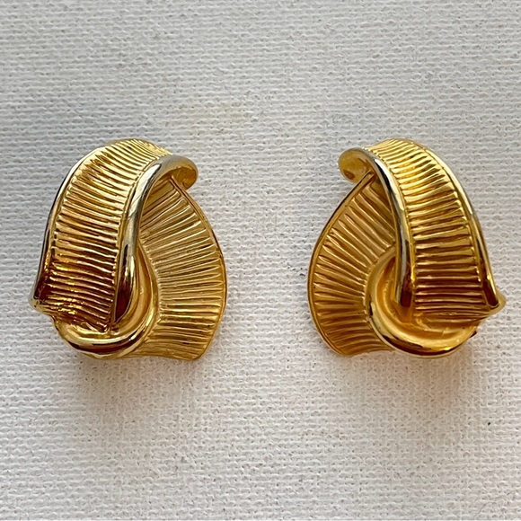 Vintage Ribbed Leaf Abstract Gold Tone Clip On Earrings BOLD Runway 80s 90s - Picture 5 of 5